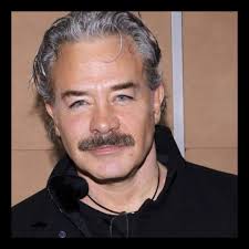 NUEVO ROSTRO!😱 SERGIO SENDEL SE APLICA UNA COSTOSA VACUNA PARA LUCIR MÁS  JOVEN A LOS 59 AÑOS💉 “VOY A QUEDAR MUCHÍSIMO MEJOR”😎 El reconocido actor  mexicano Sergio Sendel sorprendió a todos sus