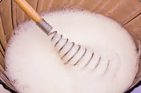 Bahan masker rambut alami yang bisa dibikin sendiri. Inilah 5 Ramuan Masker Dari Putih Telur Yang Bisa Membuat Wajahmu Semakin Berkilau