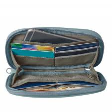 The best travel pouches to keep you organized on the go. Geldborse Kanken Travel Wallet Green