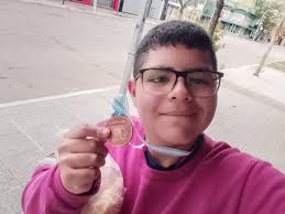 Felicitaciones a Julián Avalos de la Escuela EEPT 462, 2.º año, que sacó el  tercer puesto, medalla de bronce en las Olimpiadas de ajedrez. Lo saluda  con cariño su mamá y familiares.