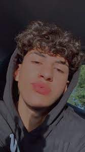 Keeping your wavy hair in good shape can be a challenge, especially with how humid our country is. Pin By Alyza On Curlyheads Cute Mexican Boys Cute Lightskinned Boys Curly Hair Men