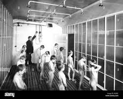 Jungs duschen -Fotos und -Bildmaterial in hoher Auflösung – Alamy