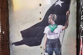 Destacó especialmente en el arte de la escritura poética, aunque también se dedicó a la pedagogía y a la diplomatura. Que Tenia Gabriela Mistral Del Mural Que La Represento En La Crisis