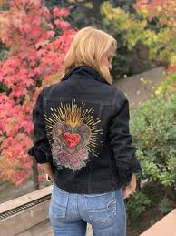 Cecilia bolocco paseó por san telmo y luce irreconocible. Cecilia Bolocco Lanza Para Apology Chaquetas Bordadas A Mano Por Mamas De Ninos Con Cancer De La Fundacion Nuestros Hijos Geekandchic