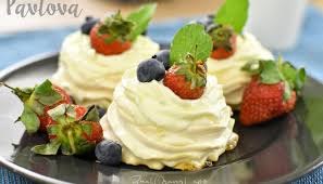 Atas permintaan ramai, admin dah sedia cara untuk membuatnya. Mini Pavlova Mudah Dan Menarik Buat Orang Lapo