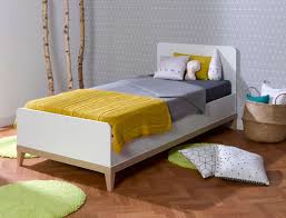 Ce lit combiné comprend un lit haut, un bureau extractible, 2 grands tiroirs, un espace de rangement derrière 2 portes et 2 étagères sous l'escalier. Lit Enfant Evidence Blanc Hetre Lit 90x200 Pour Fille Et Garcon