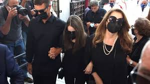 Με δάκρυα στα μάτια, οι θαυμαστές του τόλη βοσκόπουλου αποχαιρετούν τον μεγάλο έλληνα καλλιτέχνη. Saigmwbpypwszm
