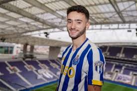 Debutta in prima squadra appena maggiorenne, il 10 febbraio 2013, contro il marítimo. Fc Porto Diogo Leite Joao Mario E Fabio Vieira Titulares Visao De Mercado