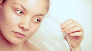 Le peeling maison à base de bicarbonate permettra également de supprimer les petites impuretés tout en exfoliant la peau sèche. Peeling Maison Comment L Adopter Pour Beneficier D Une Peau Zero Defaut