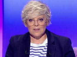 Claude sarraute, née le 24 juillet 1927 dans le 16 e arrondissement de paris, est une femme de lettres et journaliste française. Le Grand Concours Des Animateurs Laurence Boccolini Amincie Elsa Fayer Critiquee A Cause De Sa Tenue Et Comparee Aux Bogdanov