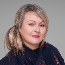 Dorothy Drain's Instagram, Twitter & Facebook