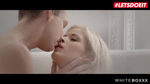 الشقراوات الفاتنات بأجسام مثالية في مقاطع جنسية قوية