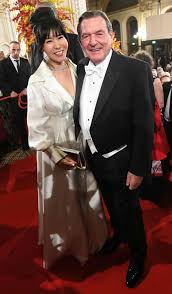 Richard lugner auf der suche nach einer begleitung. Wiener Opernball 2019 Richard Lugner Und Elle Macpherson Feiern