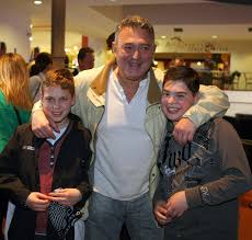 Még fiatalon, amikor kiment hollandiába és egy ötcsillagos szállodában egy hófehér zongorán játszott a gazdag vendégeknek. Tomegvonzasom Van Jol Erzik Magukat Az Emberek Velem Gesztesi Karolytol Bucsuzunk Nlc