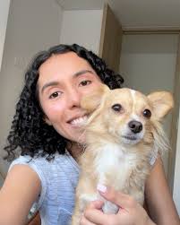 Así se ve la vida por estos días… 👧🏾🦊✨ 1️⃣🌲 Paseos en el bosque que nos  recargan. 2️⃣🙂 La sonrisa del zorrito es mi favorita 3️⃣📖 Mi pasatiempo  por estos días es