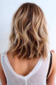 10 Coiffures Moyennes Desordonnees Pour Les Cheveux Epais Style De Coiffure Cheveux Ondules Naturels Coupe De Cheveux Cheveux Mi Long