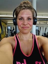 1,5 km langsames Gehen (mit bisserl Steigung) auf dem Laufband. Bin dann  noch 10 min locker Rad gefahren, dann aber das schwitzige Handtuch  geworfen. Mir war es einfach zu schwül. Man hätte