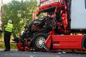 Het ongeluk met meerdere auto's gebeurde rond 23.00 uur op de rijstrook richting utrecht. Zwaar Ongeluk Met Vrachtwagens Op A20 Bij Maasdijk 112maassluis Nl