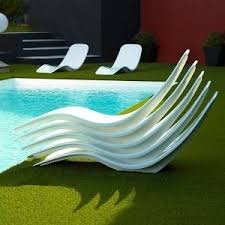 Meme Dans Son Assise Un Trou D Evacuation A Ete Pense Pour L Ecoulement De L Eau En 2020 Transat Piscine Chaise Longue Piscine Piscines Design