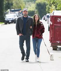 Последние твиты от ben affleck (@benaffleck). Ben Affleck Nimmt Freundin Ana De Armas Fur Eine Motorrad Fahrt Rund Um Die Stadt Kurz Vor Sonnenuntergang Aktuelle Boulevard Nachrichten Und Fotogalerien Zu Stars Sternchen