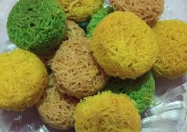 Saat ini, telur gulung yang populer sebagai jajanan anak sd, menjadi salah satu trend jajanan kekinian yang unik dan murah meriah dengan bermacam variasinya, seperti bihun telur gulung, telur gulung sosis. Cemilan Dari Bihun Jagung Dengan