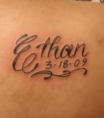 Tatouage femme prenom sur la longueur de l'avant bras en negatif modele tatouage prenom interieur avant bras avec 2 papillons. Tatouage Prenom Bras Cheville Cou Les Meilleures Parties Du Corps A Choisir