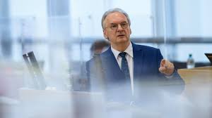 Ministerpräsident reiner haseloff hat umfragen zufolge gute chanchen auf eine weitere amtszeit. Landtagswahl Cdu In Sachsen Anhalt In Umfrage Vier Punkte Vor Afd Zeit Online