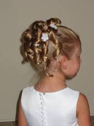 Whether your little girl is acting as a flower girl in a wedding or just going as a member of the audience, take the time to make sure her hair matches her dress and the overall style and theme of the wedding. Super Frisuren Madchen Neu Frisuren 2018 Flower Girl Updo Girls Updo Wedding Hairstyles For Long Hair