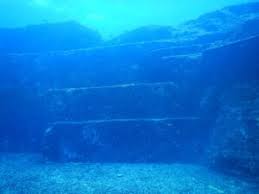 At a depth of 25 meters off the coast of the western japanese island of yonaguni are mysterious underwater pyramids and the remains of an ancient city, nowadays known as the submerged yonaguni monument. Die Unterwasserpyramide Von Yonaguni Palaeoseti