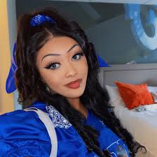 Who tf looked at the middle finger and said "ayo this sht kinda offensive"  🤣