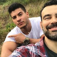 Carmo dalla vecchia é questionado se ator é seu namorado e diz: Carmo Dalla Vecchia Brinca Com Arthur Aguiar Rebelde E Chiquitito 19 12 2018 Uol Tv E Famosos