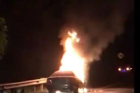 Detik 12 malam memaparkan kisah sebenar pengalaman bekerja pada pukul 12 tengah malam. Video Detik Detik Sedan Meledak Di Tol Cikampek Jelang Libur Natal Gridoto Com