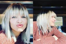 Esistono diverse tipologie di schiariture per camuffare la ricrescita grigia o … Alessandra Amoroso I Capelli Sono Sempre Piu Chiari Sembrano Bianchi Ma Le Radici Restano Scure