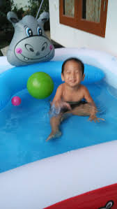 Sisa Keseruan Weekend Kemarin Bocah Ini Happy Banget Berenang Di Kolam Barunya Sampe Papi Maminya Diajak Nyebur Bareng Ab Kolam Berenang Keranjang