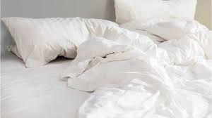Verse du bicarbonate de soude sur ton lit, et regarde ce qu'il se passe comment nettoyer et désinfecter son matelas naturellement Comment Nettoyer Un Matelas Nos 5 Astuces Hyper Simples Femme Actuelle Le Mag