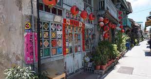 神農街 以前叫北勢街 是我其中一個台南很喜歡的地方 是目前台南市保存最完善的老街 這條街道不長 但充滿味道 每間店舖的門口裝飾都懷舊又精緻 全部都是影相好地方 tainan road alley
