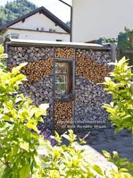 Holzlege Holzstapel Als Sichtschutz Sichtschutzlosungen Sichtschutz Am Parkplatz Holzwand Garten Garten Sichtschutz Garten