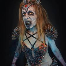 Halloween may be considered a fun, family holiday today, but its history is steeped in tradition and mystery. Halloween Spezialeffekt Make Up Ideen Bilder Coloured Contacts De
