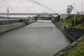 Deux franchissent le canal albert : Monsin Lock Liege 1932 Structurae