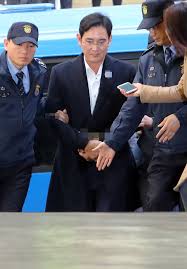 그니까 표창장 가지고는 구속 시키고 뇌물죄는 집행유예. ì´ìž¬ìš© êµ¬ì† í›„ ì²« ì¡°ì‚¬