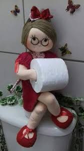 Boneca Porta Papel Higienico Com Molde Para Imprimir Decoracao De Banheiro Bathroom Crafts Doll Patterns Craft Stick Crafts