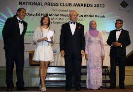 Manakala, pada 23 januari 2011, beliau telah memperolehi darjah cemerlang seri melaka (d.c.s.m) yang membawa gelaran datuk wira daripada yang dipertuan negeri tun datuk seri utama mohd khalil bin. Pandelela Rinong Awarded The Npc Tan Sri Sm Nasimuddin Sm Amin 1malaysian Of The Year Award Paultan Org