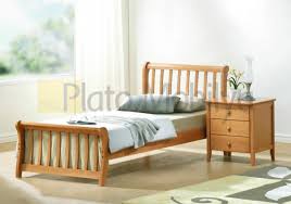 Metal ferforje başlık, ahşap başlık, kapitone yani düğmeli başlık gibi farklı tasarımları bulunuyor. Ahsap Tek Kisilik Yatak Yot 008