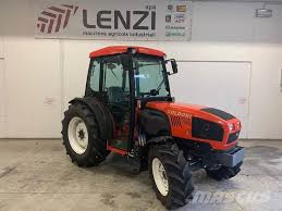 Motor 48 ks, težina 1.950 kg, snaga zadnje podizne hidraulike 2,3 tone. Traktor Goldoni Italija Ekonomican Rabljeni Automobil