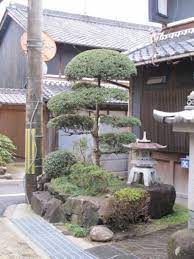 18 Relaxing Japanese Inspired Front Yard Decor Ideas Front Yard Decor Small Japanese Garden Japanese Garden