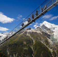 Die geschichte der schweizer eisenbahn war bis zur eröffnung der ersten strecke nach basel 1844 erst einmal eine geschichte der planungen: Schweiz Bei Zermatt Gibt Es Jetzt Die Langste Hangebrucke Der Welt Welt