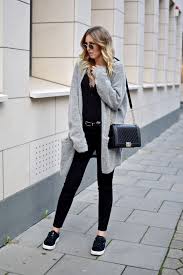 Cardigan Lang Schwarze Hose Schwarze Sneakers Strickjacken Outfit Outfit Graue Strickjacke