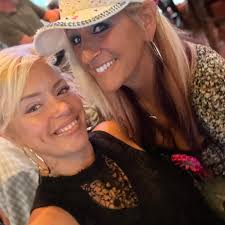 Are there restaurants in Lakeland that serve steamed clams?