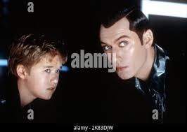 STEVEN SPIELBERG and JUDE LAW in A. I. ARTIFICIAL INTELLIGENCE (2001),  directed by STEVEN SPIELBERG. Credit: WARNER BROS. PICTURES