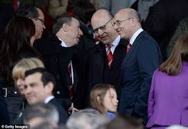 Man united fans protest at old trafford over glazers and super league. Sport Agenda Stuart Pearce Zeigt Sir Alex Ferguson Fantasy Update Aktuelle Boulevard Nachrichten Und Fotogalerien Zu Stars Sternchen